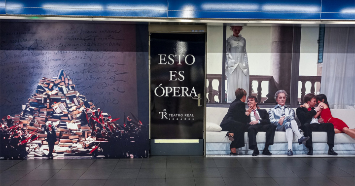 Los vinilos de la estación de Ópera que ocultan locales cerrados, según los comerciantes.