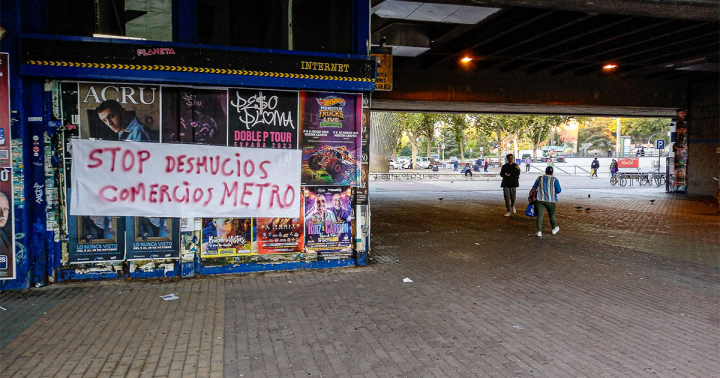 Uno de los locales licitados en enero con una tela de protesta contra los desahucios de los comerciantes de la estación de metro de Aluche.