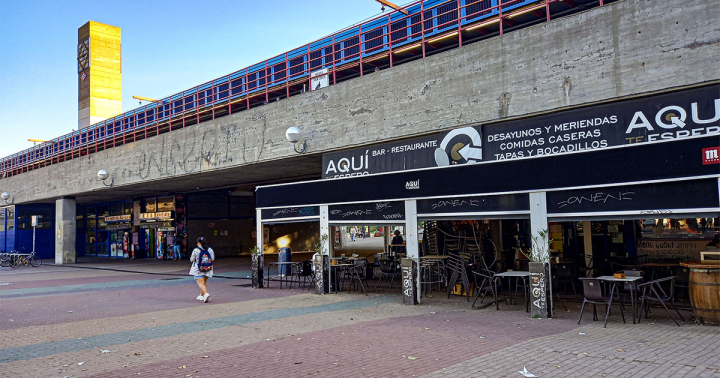 Vista general de la zona de la estación de Aluche con la cafetería de Zapata en primer termino y 'El Pipón' al fondo.