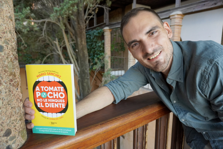Mario Sánchez, con su libro 'A tomate pocho no le hinques el diente'.