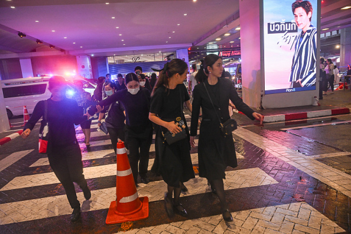 Personas huyendo del centro comercial de lujo Siam Paragon, tras el tiroteo perpetrado supuestamente por un menor de 14 años.