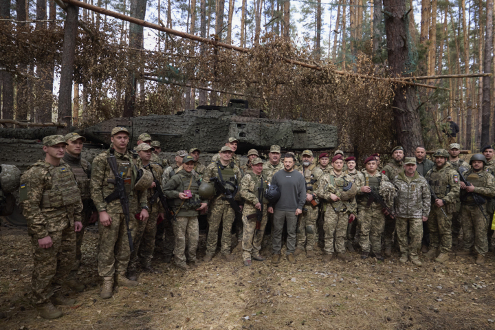 EL mandatario ucraniano, Volodímir Zelenski, se encontraba hace solo unas horas en el frente este, visitando a las tropas en una de las más duras zonas de combate en la invasión rusa.