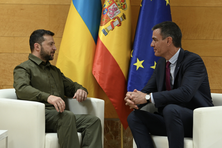 Encuentro entre los mandatarios español y ucraniano, Pedro Sánchez y Volodímir Zelenski, en Granada con motivo de la Cumbre Política Europea.