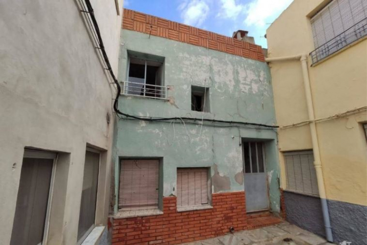 Chalet adosado de 163 metros cuadrados en Montealegre del Castillo (Albacete) por 25.000 euros