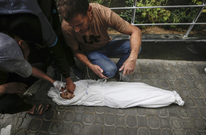 Un niño palestino muerto por los bombardeos de Israel en respuesta al ataque de Hamás.
