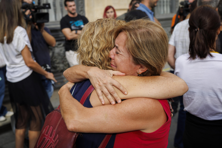 Familiares y amigos de Maya Villalobo, la joven hispano-israelí asesinada en el ataque de Hamás a Israel, se han dado cita a mediodía de hoy viernes ante el Ayuntamiento de Sevilla para recordarla guardando cinco minutos de silencio en su memoria.