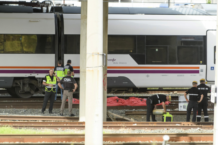 Agentes del Cuerpo Nacional de Policía, de la UME y de seguridad de Renfe junto al cuerpo de una persona que ha sido hallado este lunes entre dos vagones de un tren en la estación de Santa Justa de Sevilla, donde el pasado jueves desapareció el joven cordobés de 18 años Álvaro Prieto.