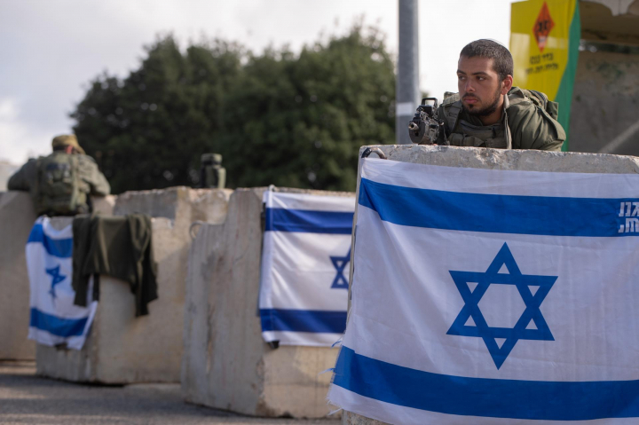 Un soldado israelí vigila la carretera que lleva a la frontera entre el Líbano e Israel este martes.
