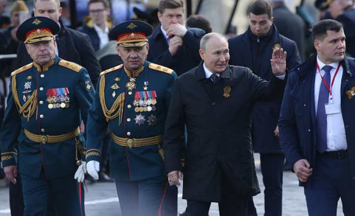 El presidente ruso, Vladímir Putin, junto al general Sergei Shoigu, en el último Desfile de la Victoria sobre la Alemania nazi, en la Plaza Roja de Moscú, el 9 de mayo de 2023.