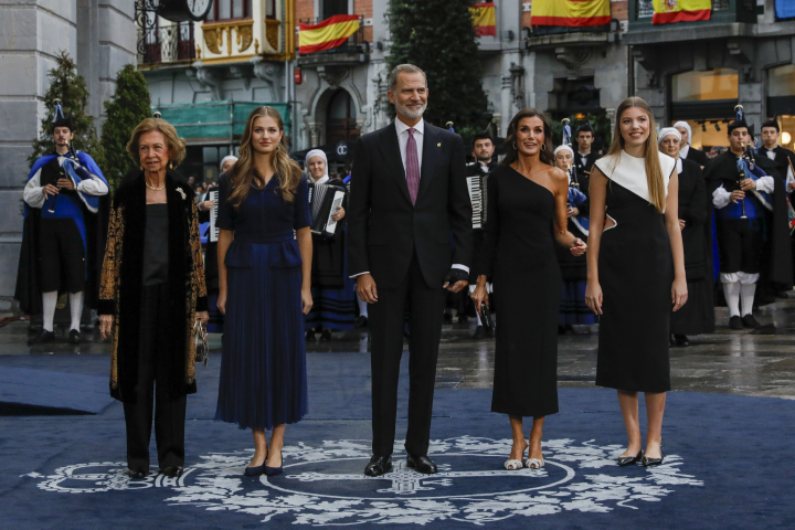 Los reyes Felipe y Letizia, la princesa leonor, la infanta Sofía y la reina emérita en los Premios Princesa de Asturias.