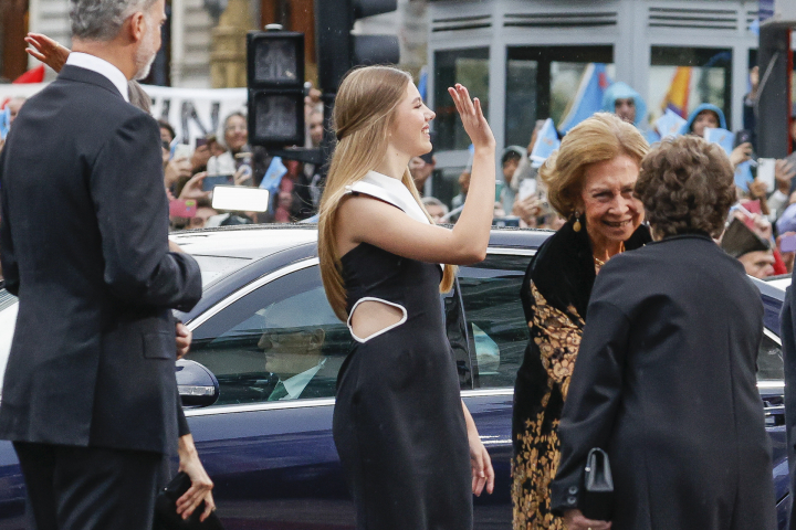 Sofia de Borbón saludando a su llegada a los Premios Princesa de Asturias.