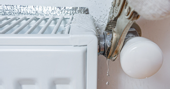 Agua saliendo al purgar un radiador