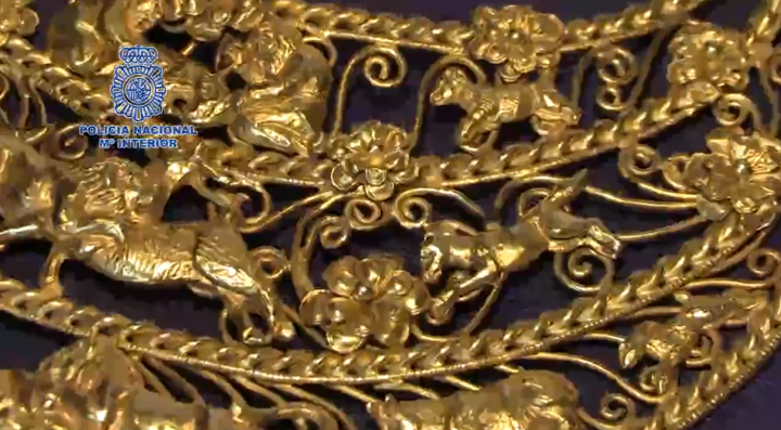 Plano detalle de una de las 11 joyas ucranianas recuperadas en Madrid en el marco de la 'operación Cuzco', botín valorado en 60 millones de euros.
