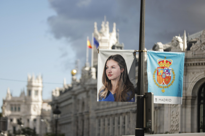 Detalle de unas banderas con la imagen de la Princesa Leonor y el escudo de armas de la princesa de Asturias en una farola de la capital con motivo del acto de Jura de la Constitución de la Princesa Leonor.