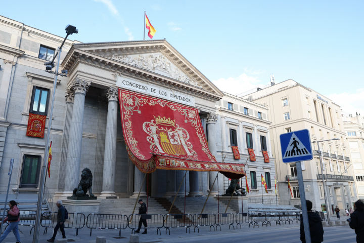 Este es el dosel de gala que luce ya en el atrio de la Puerta de los Leones del Congreso de los Diputados.