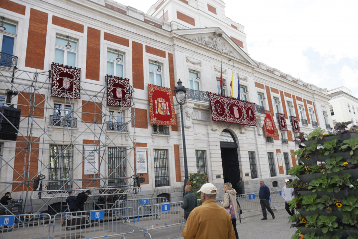 Últimos preparativos en la fachada de la Real Casa de Correos con motivo de la jura de la Constitución por la mayoría de edad de la princesa Leonor.