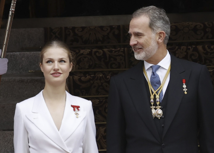 alt="alt="El rey Felipe mira orgulloso a su hija, la heredera del trono de España.""
