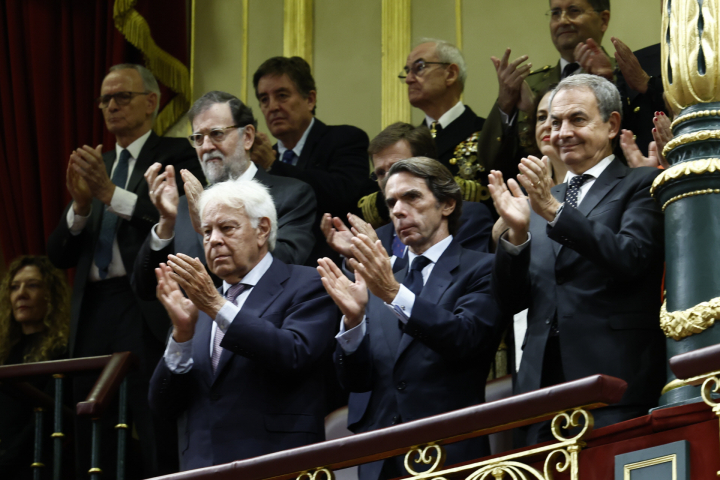 alt="alt="Felipe González, José María Aznar y José Luis Rodríguez Zapatero aplauden el momento en el que Leonor ha jurado la Constitución.""