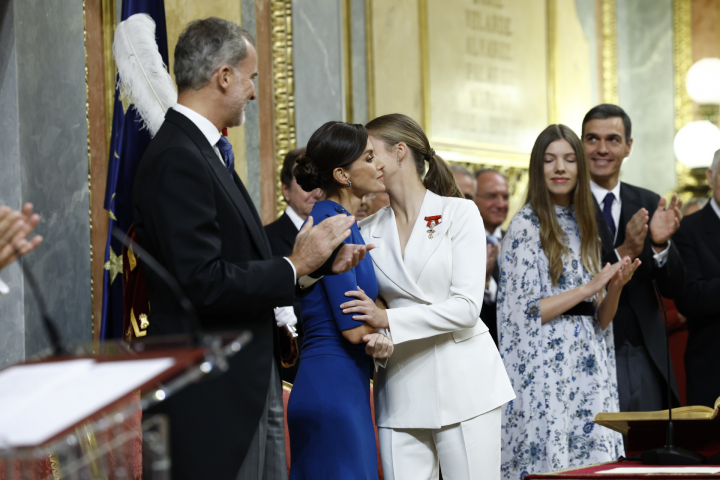 alt="alt="Leonor besa cariñosamente a su madre tras pronunciar su juramento.""