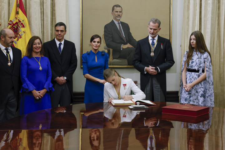 alt="alt="Leonor firma el libro de honor del Congreso ante la mirada de sus padres, los reyes Felipe y Letizia; su hermana, el presidente del Gobierno, Pedro Sánchez, la presidenta del Congreso, Francina Armengol, y el presidente del Senado, Pedro Rollán.""