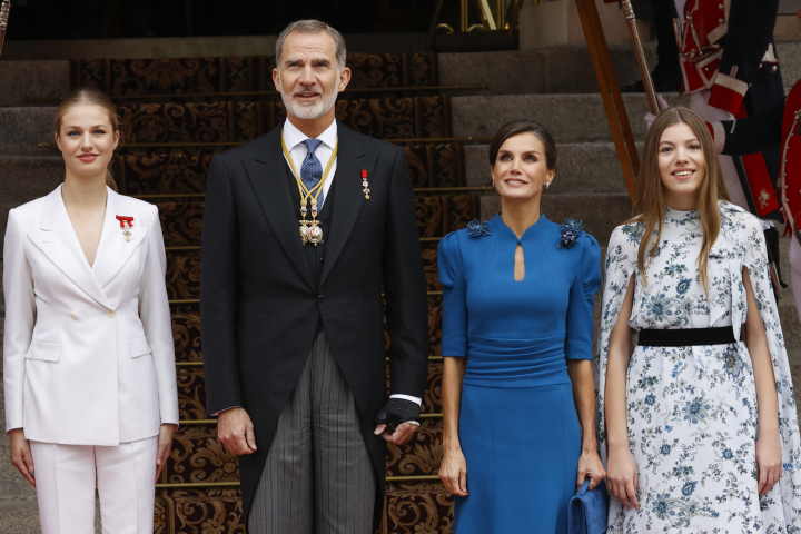 alt="alt="Los reyes, Felipe VI.y Letizia, y sus hijas, Sofía y Leonor, posan a la entrada del Congreso.""