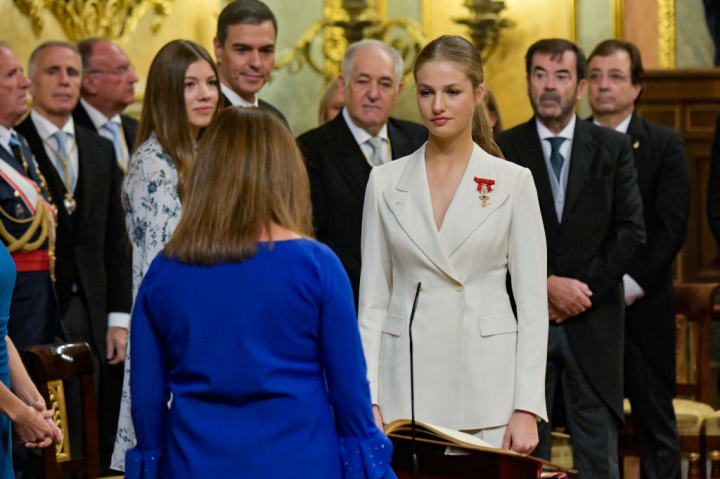 alt="alt="Momento en el que la princesa Leonor, frente a Francina Armengol, presidenta del Congreso, jura la Constitución.""