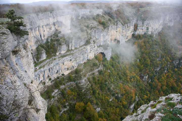 Zona del llamado Balcón de Pilatos en la sierra de Urbasa en Navarra, donde el helicóptero de búsqueda ha localizado este martes en la sierra de Urbasa los cuerpos sin vida de dos varones desaparecidos desde el pasado viernes.