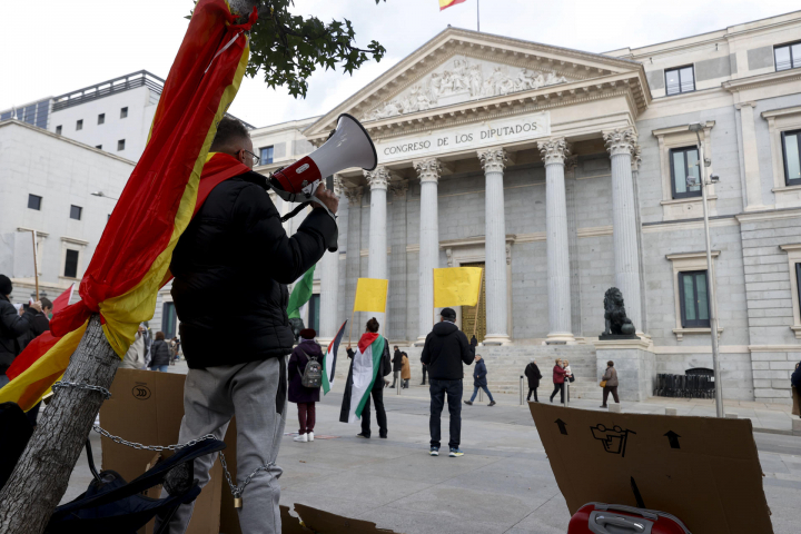 Un hombre de 28 años se ha encadenado a un árbol en la plaza de las Cortes, frente al Congreso, donde ha iniciado una huelga de hambre en contra de una hipotética ley de amnistía que se negocia de cara a la investidura de Sánchez.