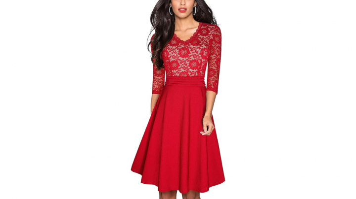 Vestido de invitada para invierno con un diseño midi y manga francesa. La parte de arriba es de encaje, tendencia este otoño 2023, y está disponible en distintos colores.