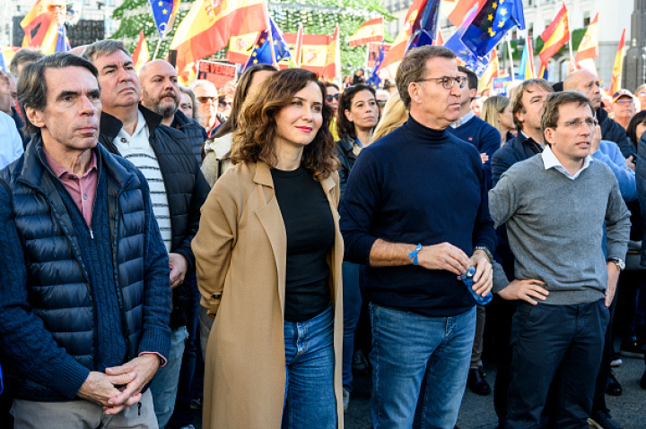 El presidente del PP, Alberto Núñez Feijóo, durante la manifestación contra la amnistía y acompañado del expresidente del Gobierno José María Aznar, la mandataria madrileña, Isabel Díaz Ayuso, y el regidor de la capital, Jose Luis Martínez-Almeida, en la Puerta del Sol.