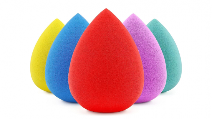 Lote de cinco esponjas de maquillaje suaves y perfectas para aplicar la base o el corrector de ojeras.