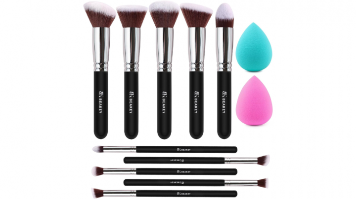 Set de brochas de maquillaje y esponjas para base y corrector.