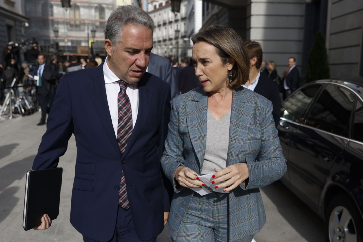 La portavoz parlamentaria popular, Cuca Gamarra, y el diputado del PP, Elías Bendodo.
