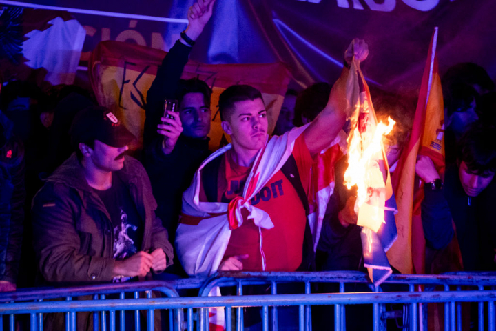 Asistente a la manifestación de Ferraz contra la amnistía, quema una Estelada
