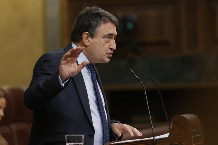 El portavoz del PNV Aitor Esteban interviene durante la segunda jornada de la investidura del secretario general del PSOE Pedro Sánchez celebrada en el Congreso de los Diputados en Madrid, este jueves. El Congreso vota un tercer mandato de Sánchez quien, previsiblemente, logrará ser reelegido presidente del Gobierno tras superar la investidura con el apoyo de 179 diputados tras pactar diferentes acuerdos con sus socios parlamentarios y una ley de amnistía para los encausados del 'procès'.
