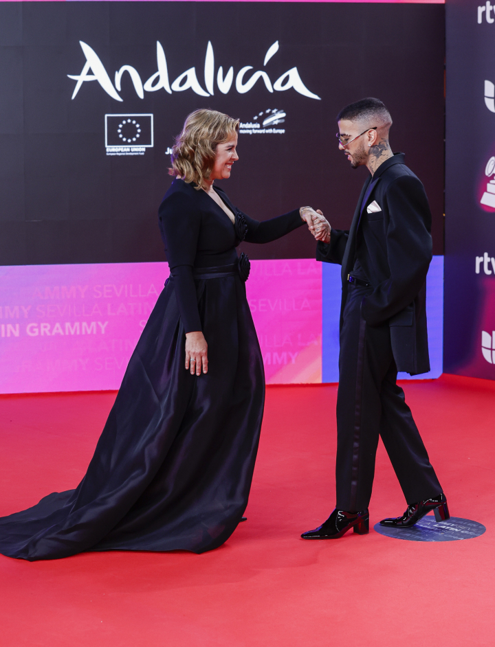 Rauw Alejandro y su madre, Maria Nelly Ruiz, en los Latin Grammy.