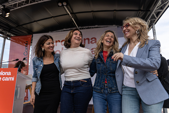 Sira Rego, junto a la exalcaldesa de Barcelona Ada Colau, y la líder de Sumar, Yolanda Díaz, durante un acto de En Comú Podem de las elecciones municipales y autonómicas del 28-M.