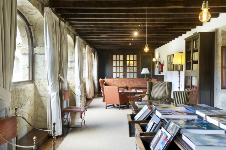 Biblioteca del Parador de Cangas de Onís.