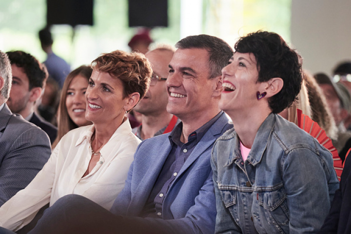 La presidenta del Gobierno Foral navarro, Maríaa Chivite, acompañada del presidente del Gobierno, Pedro Sánchez, y la portavoz socialista en el Ayuntamiento de Pamplona, Elma Saiz.