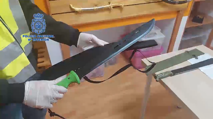 En el registro se aprehendieron varias armas, como un revólver y el machete que se ve en la imagen.