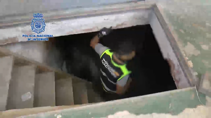 Uno de los agentes, descendiendo al interior de uno de los búnkeres localizados en la finca.