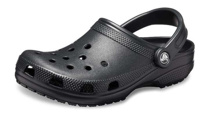 Zuecos Crocs versátiles en color negro.