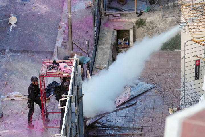 Los Mossos fueron recibidos con lanzamiento de objetos contundentes, pirotecnia y rociamiento de líquido inflamable.