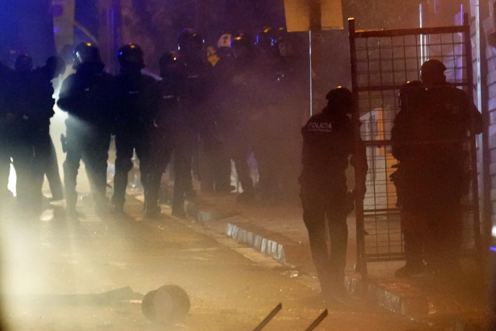 Los Mossos han conseguido acceder al interior de El Kubo, uno de las dos casas ocupadas en la Bonanova de Barcelona a desalojadar.