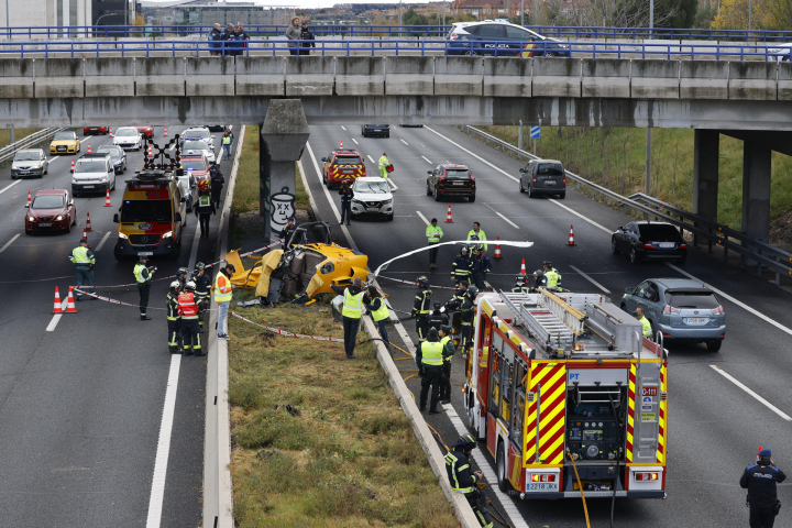Miembros de los servicios de Emergencia se personan este viernes en la carretera M-40 de Madrid donde un helicóptero con dos personas a bordo ha caído y ha provocado un traumatismo craneoencefálico leve a uno de los ocupantes y una posible fractura de fémur al otro, mientras que un conductor que circulaba por la vía ha sufrido cortes muy leves por cristales.