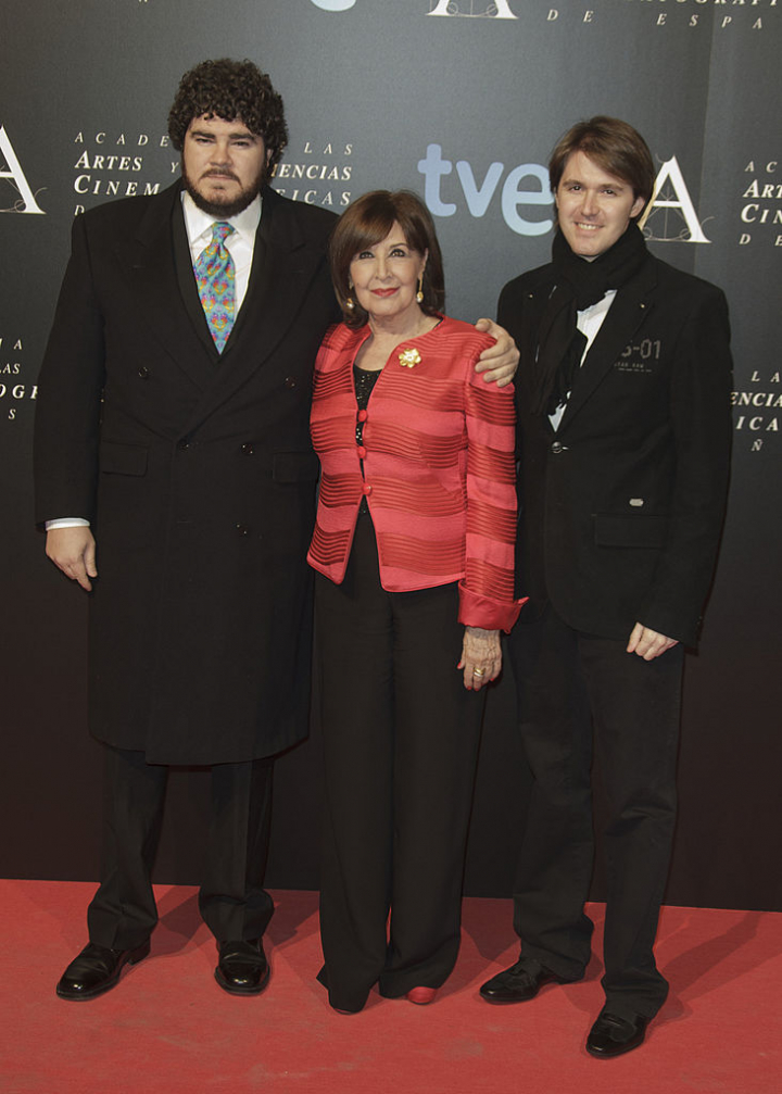 Concha Velasco y sus hijos, Paco y Manuel, en los Teatros del Canal en 2013.