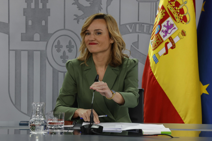 La ministra de Educación, Formación Profesional y Deportes y portavoz del Gobierno, Pilar Alegría, a su llegada a la rueda de prensa posterior a la reunión del Consejo de Ministros, este martes, en el complejo del Palacio de La Moncloa.