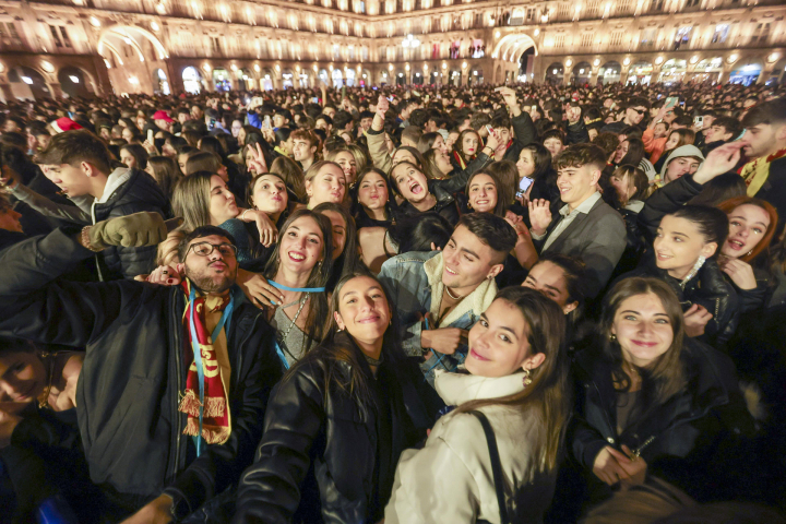 alt="alt="La plaza Mayor de Salamanca, llena hasta la bandera, celebra la Nochevieja universitaria.""
