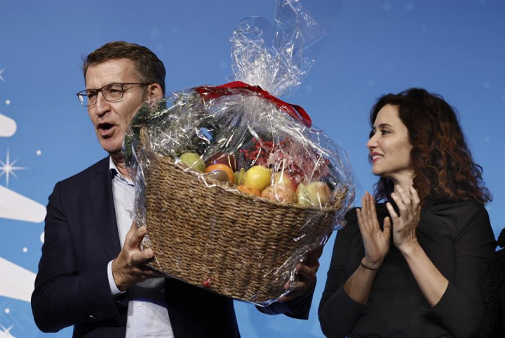Alberto Núñez Feijóo e Isabel Díaz Ayuso, disfrutando la fruta