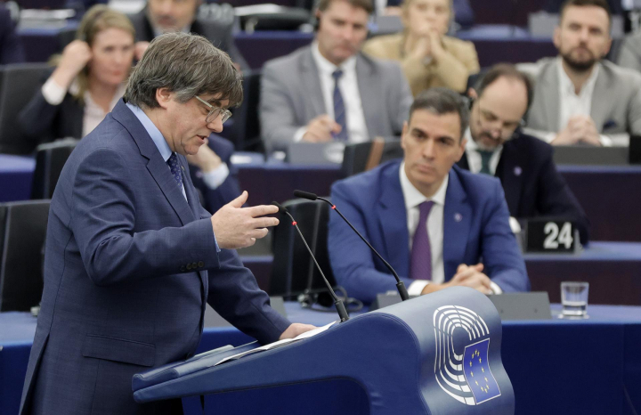 El presidente del gobierno de España, Pedro Sánchez (d), durante la intervención del eurodiputado Carles Puigdemont, en el debate sobre la "Revisión de la Presidencia española del Consejo", en el Parlamento Europeo en Estrasburgo, Francia.